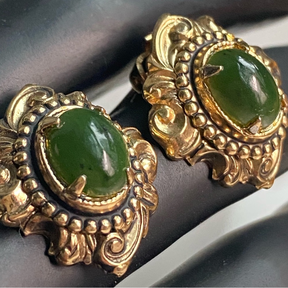 Vintage Gold Tone Green Jade Nephrite Cabochon Clip-On Earrings Ornate Victorian - Picture 5 of 7